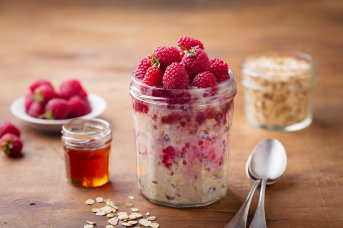 Vanilla pudding oats with walnut and raspberries