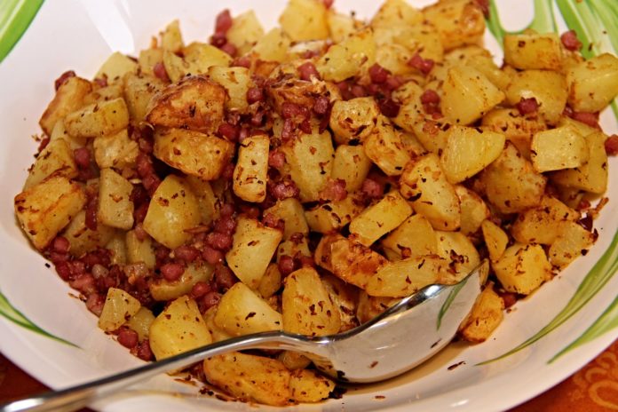 Fried potatoes with onions and bacon